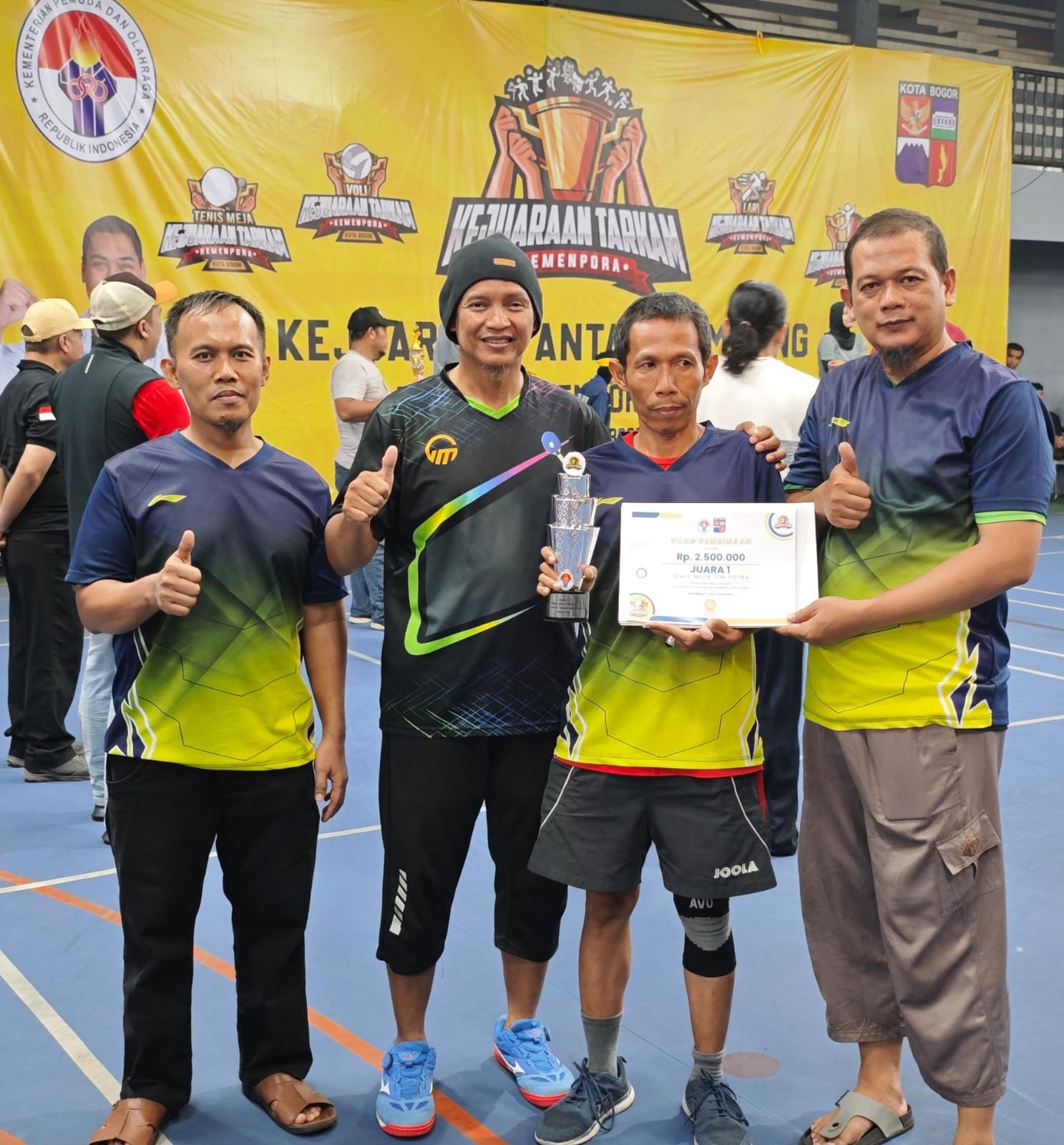 Davi Soesarsono, bersama Trimurwanto, Suburudin Ahmad usai penyerahan piala dan hadiah uang di GOR Pajajaran Indoor B, Tanahsareal, Minggu (9/6). (IST)