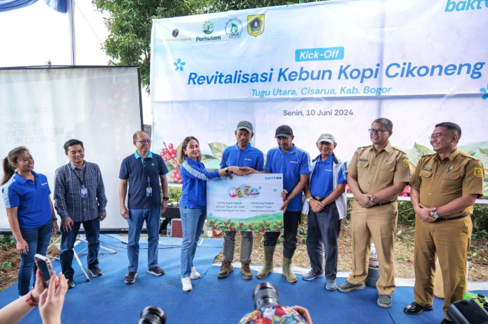 EVP Corporate Communication and Social Responsibility BCA Hera F. Haryn (keempat kiri) saat memberikan bantuan peralatan pertanian kepada dua Kelompok Tani di Desa Tugu Utara, Kabupaten Bogor.