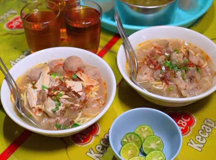 Mie Kocok Pak Husen  yang berada di Jalan Veteran No. 34 1, RT.01/RW.02, Kelurahan Kebon Kelapa, Kecamatan Bogor Tengah, Kota Bogor, tepatnya sebrang SDN Panaragan.