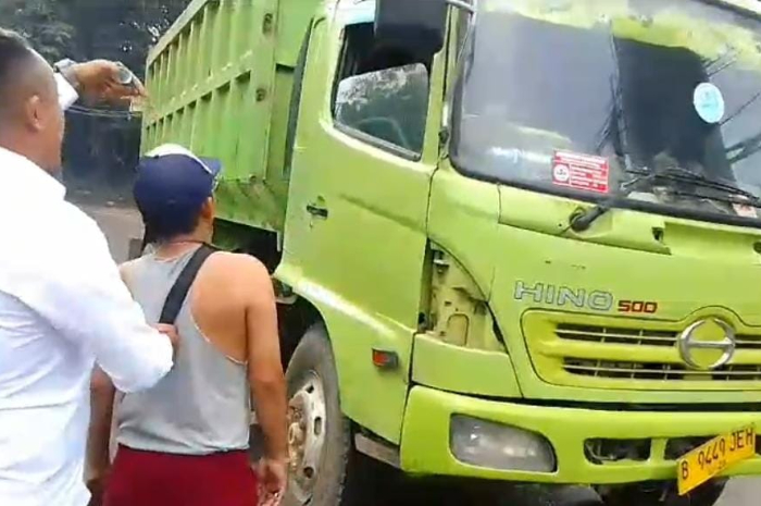 Tangkapan layar video aksi pungli truk tambang.