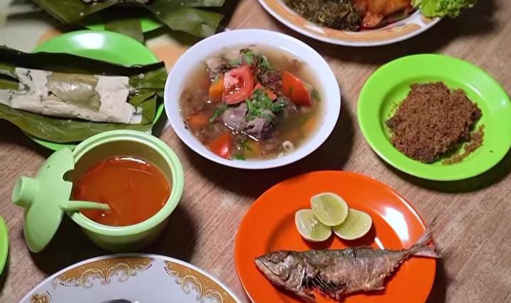 RM Bunut Sari Merdeka, yang berlokasi di Jalan Merdeka No. 30, Kelurahan Ciwaringin, Kecamatan Bogor Tengah, Kota Bogor.