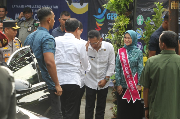Presiden Jokowi meninjau kegiatan pengukuran dan intervensi penanganan stunting di Posyandu Wijaya Kusuma, Kelurahan Kebon Pedes, Kecamatan Tanah Sareal pada Selasa (11/6/2024).
