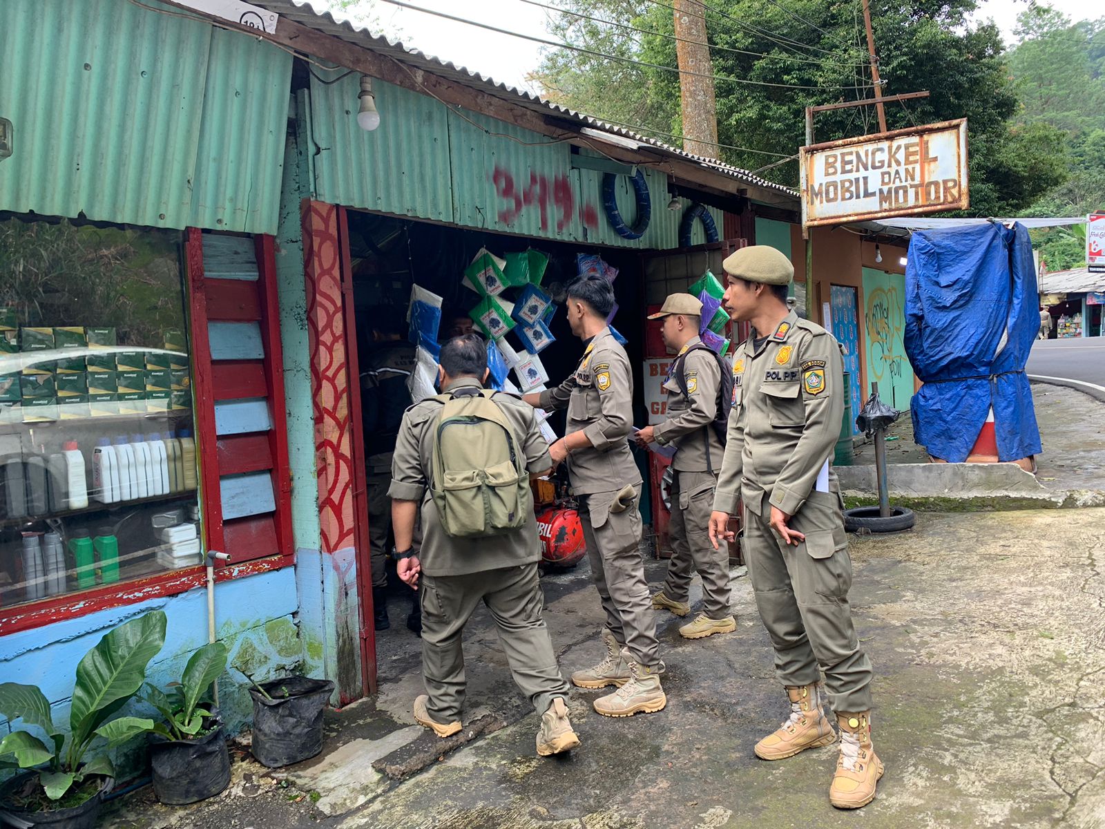 Satpol PP kembali mendata sekaligus melayangkan surat imbauan kepada para PKL di Kawasan Puncak Bogor, untuk segera mengisi kios Rest Area Gunung Mas.