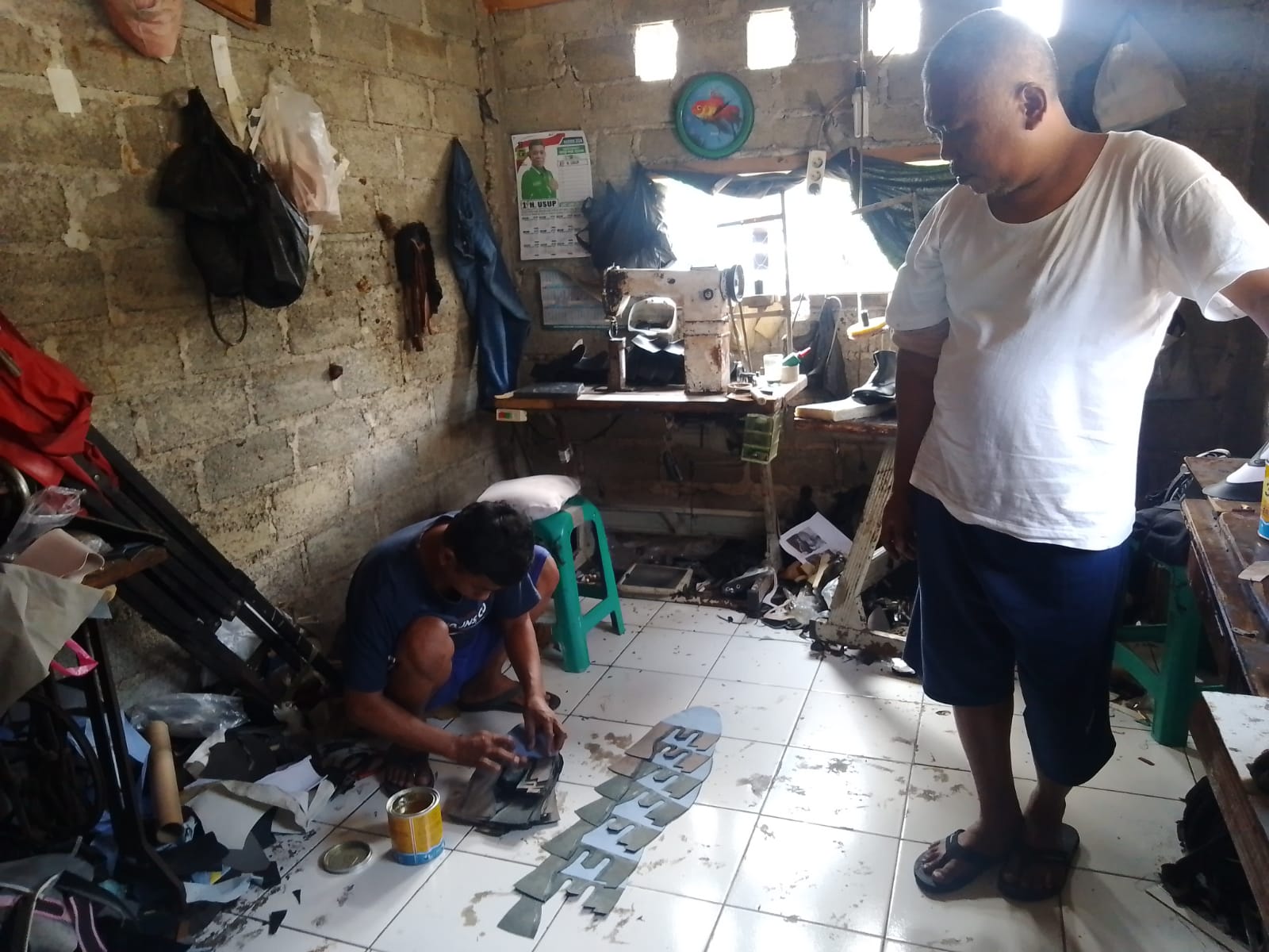 Salah satu pengrajin sepatu di Ciomas Bogor, yang masih berjalan.