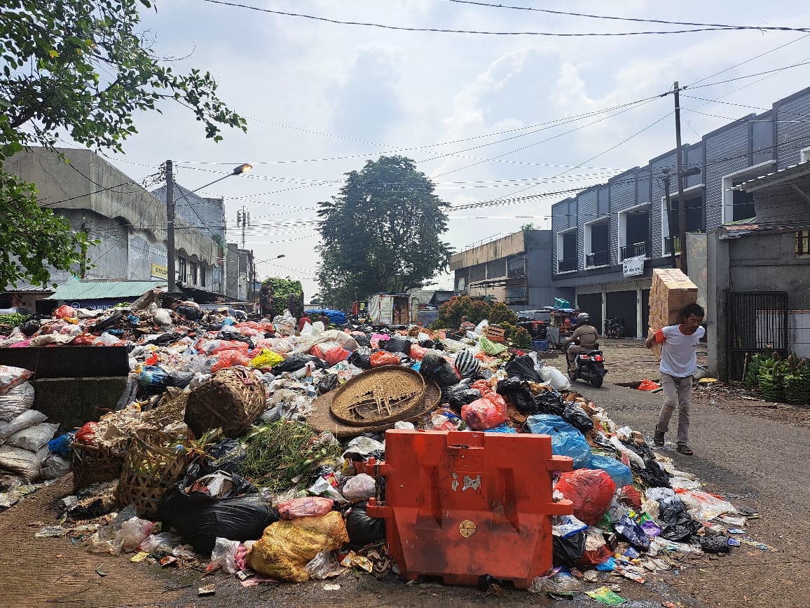 Kondisi TPS di Pasar Merdeka yang dipenuhi tumpukan sampah pada Rabu (12/6/2024).
