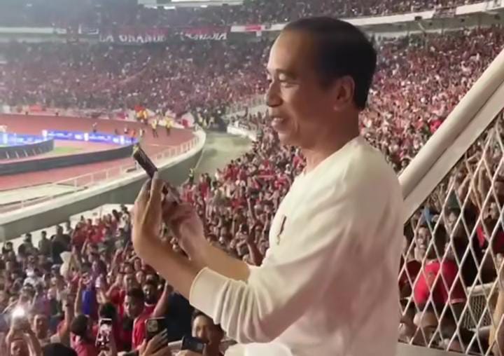 Presiden Jokowi saat menyaksikan laga Timnas Indonesia vs Filipina pada babak kualifikasi Piala Dunia 2026 di Stadion Utama Gelora Bung Karno (SUGBK), Jakarta, Selasa (11/6/2024) malam.