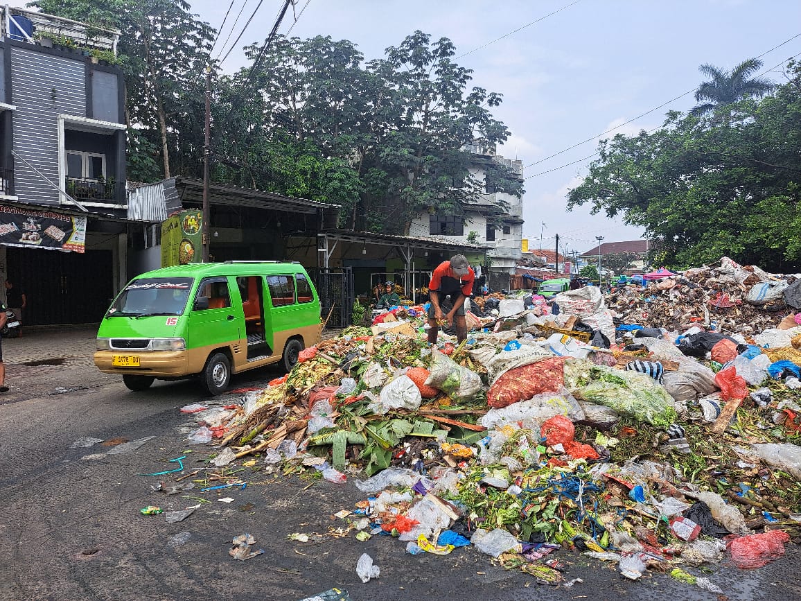 Kondisi TPS di Pasar Merdeka yang dipenuhi tumpukan sampah pada Rabu (12/6/2024).