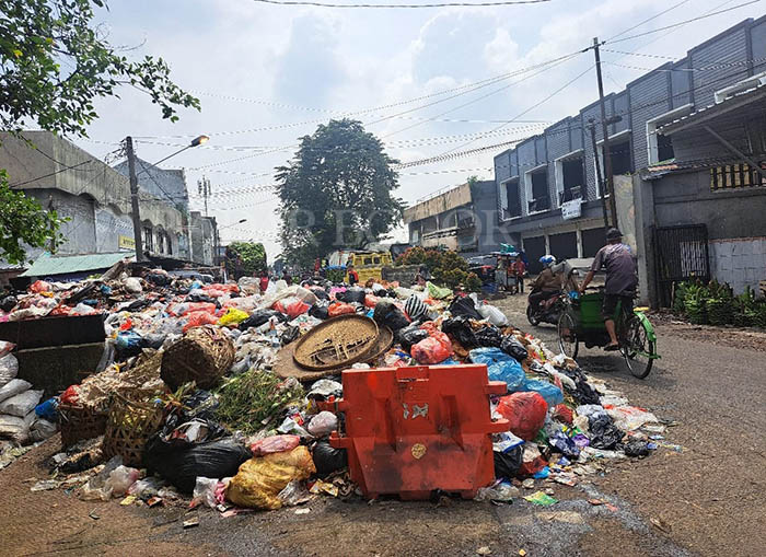 Tumpukan Sampah Di Kota Juara Adipura. Foto :