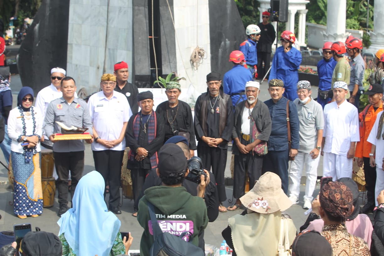 Bacal Calon Walikota Bogor Sendi Fardiansyah mengahdiri acara ritual Ngumbah Tugu Kujang, Rabu (12/6/2024)