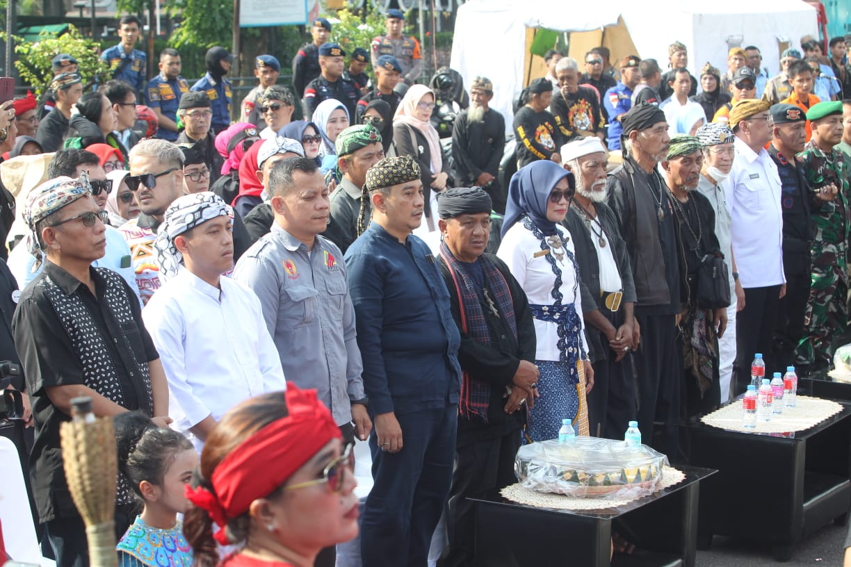Bacawalkot Bogor Sendi Fardiansyah ikut tradisi ngumbah Tugu Kujang, Rabu (12/6/2024).