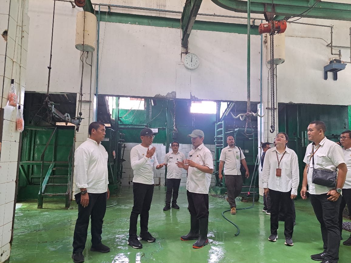 PJ Wali Kota Bogor Hery Antasari meninjau RPH untuk warga Bogor yang ingin sembelih hewan kurban di momen Iduladha besok.
