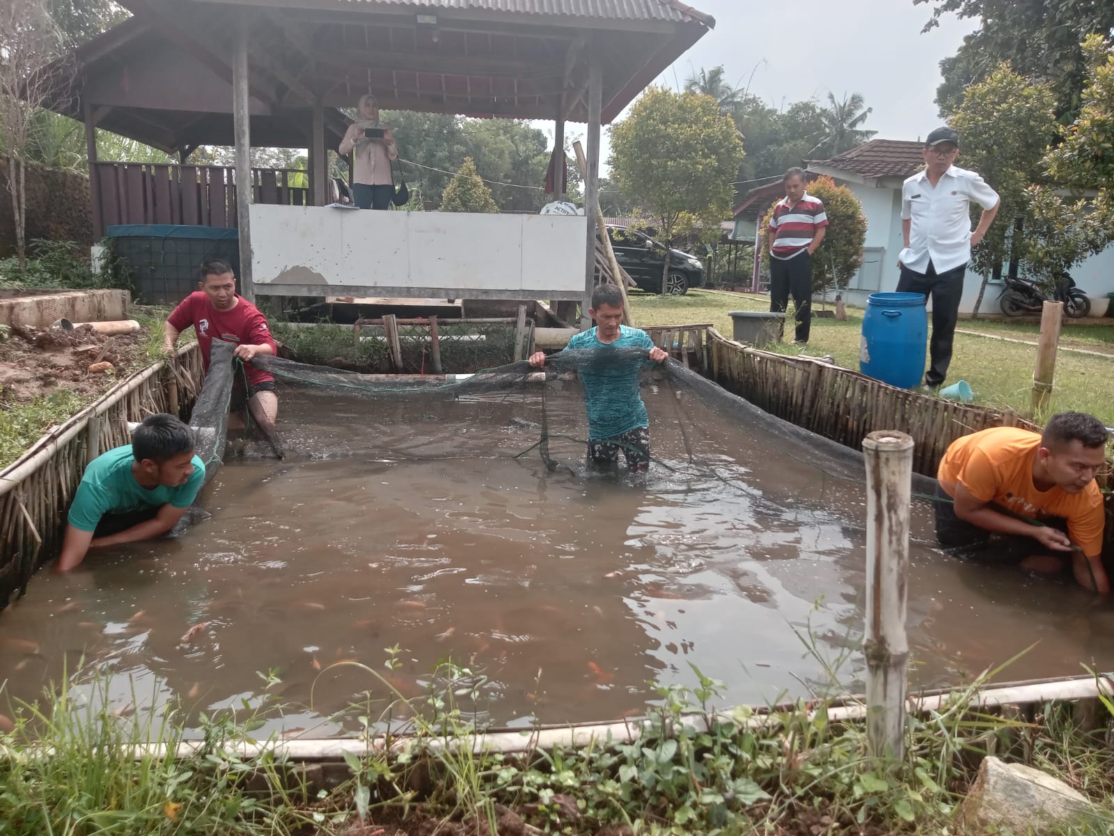 Pemuda Desa Leuwimalang Bogor memanen ikan nila hasil program ketahanan pangan bekerja sama dengan pemerintah desa setempat.