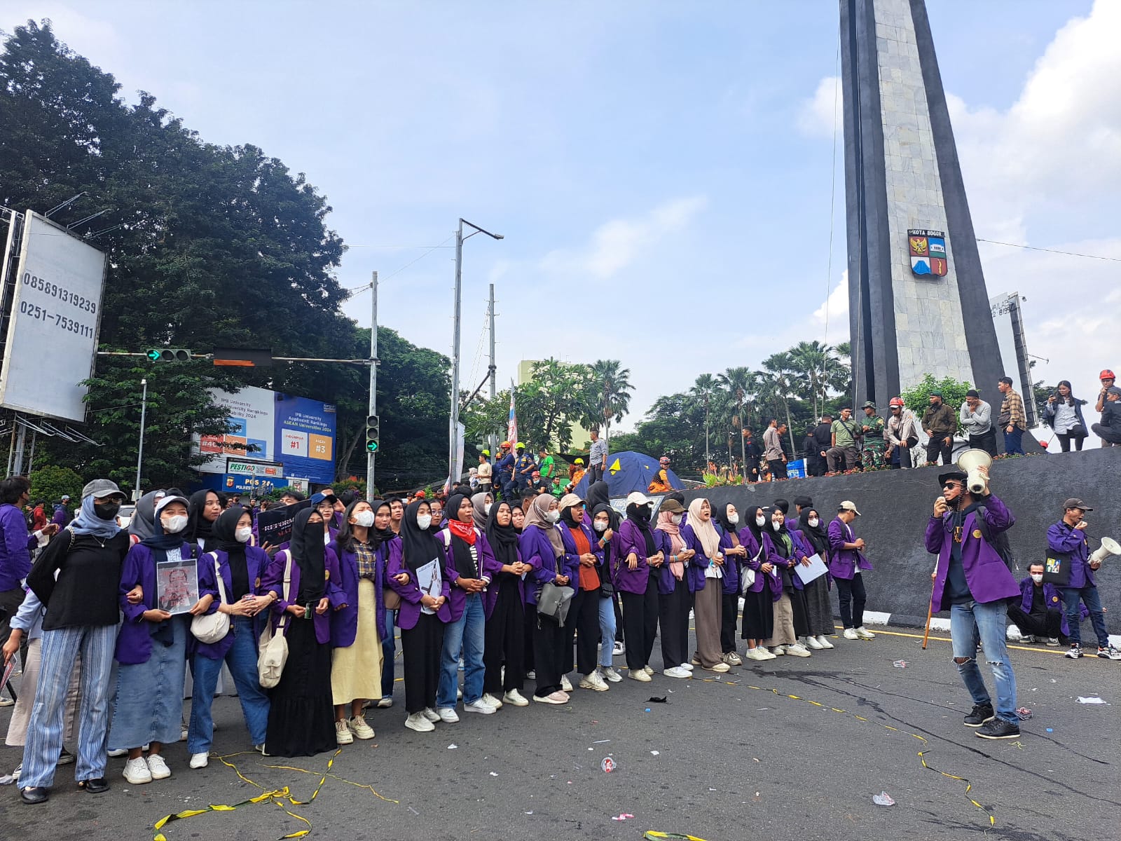 Mahasiswa Unpak Bogor Gelar Demo di Tugu Kujang.