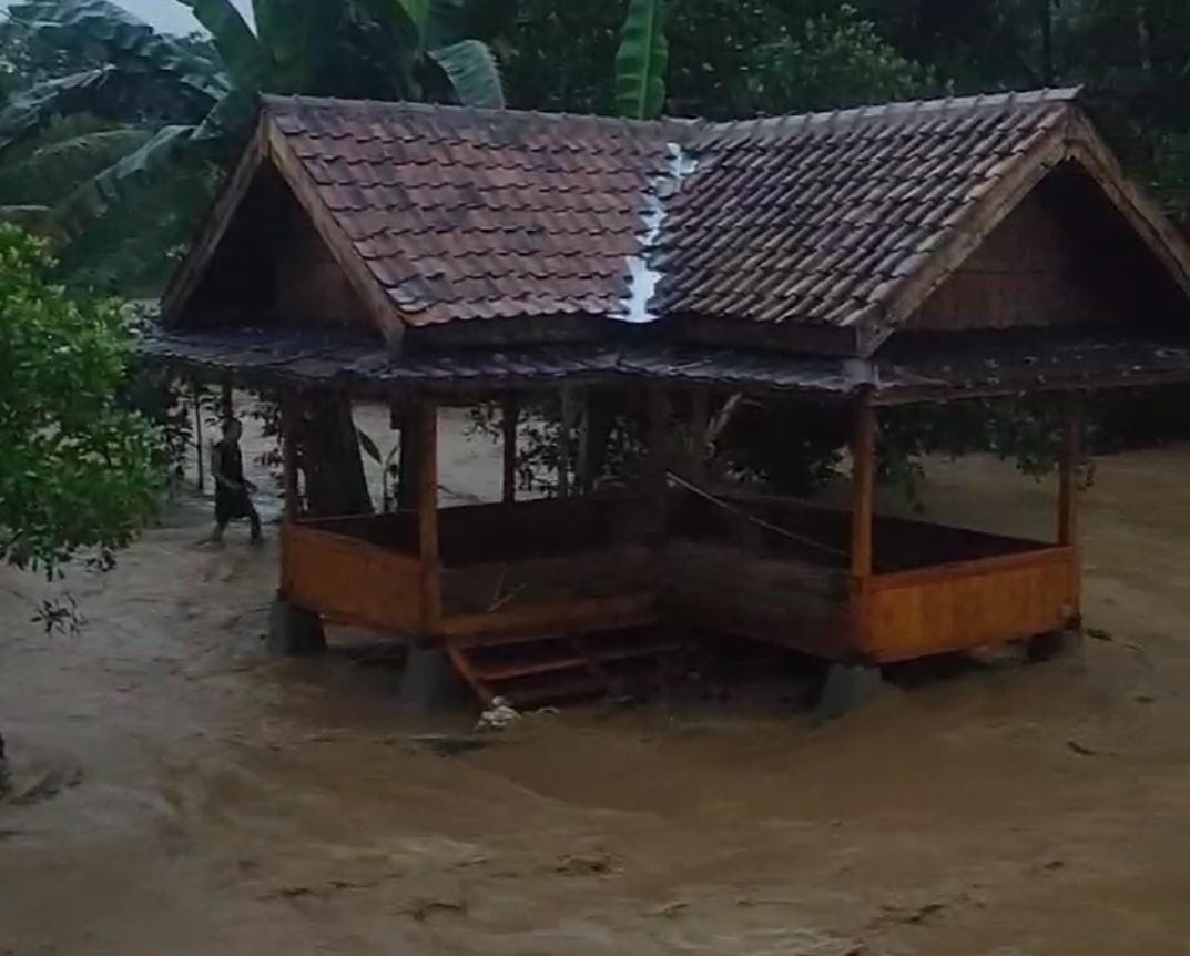 Banjir bandang terjang Kampung Panggungan, Desa Bunar, Kecamatan Cigudeg, Kabupaten Bogor, Rabu (12/6/2024).