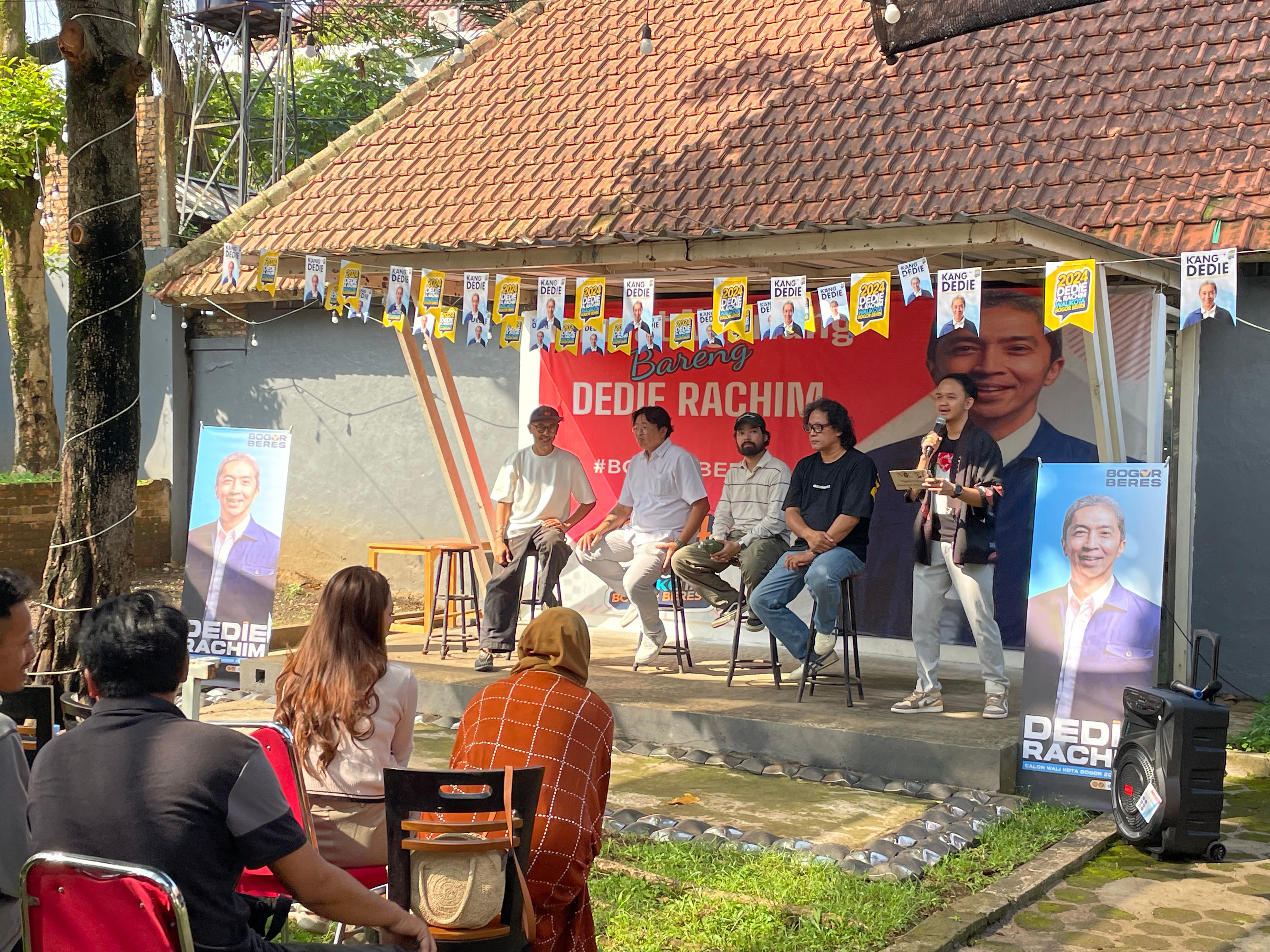 Dedie A Rachim menggelar kegiatan Ngopi atau Ngobrol Pagi bareng Kang Dedie di Posko Bogor Beres, Jalan Ciremai Ujung, Kecamatan Bogor Tengah, Kota Bogor Kamis (13/6/2024).