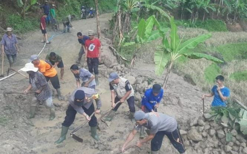 Akses Jalan Warga Bogor Tertutup Longsor, Aktifitas Lumpuh