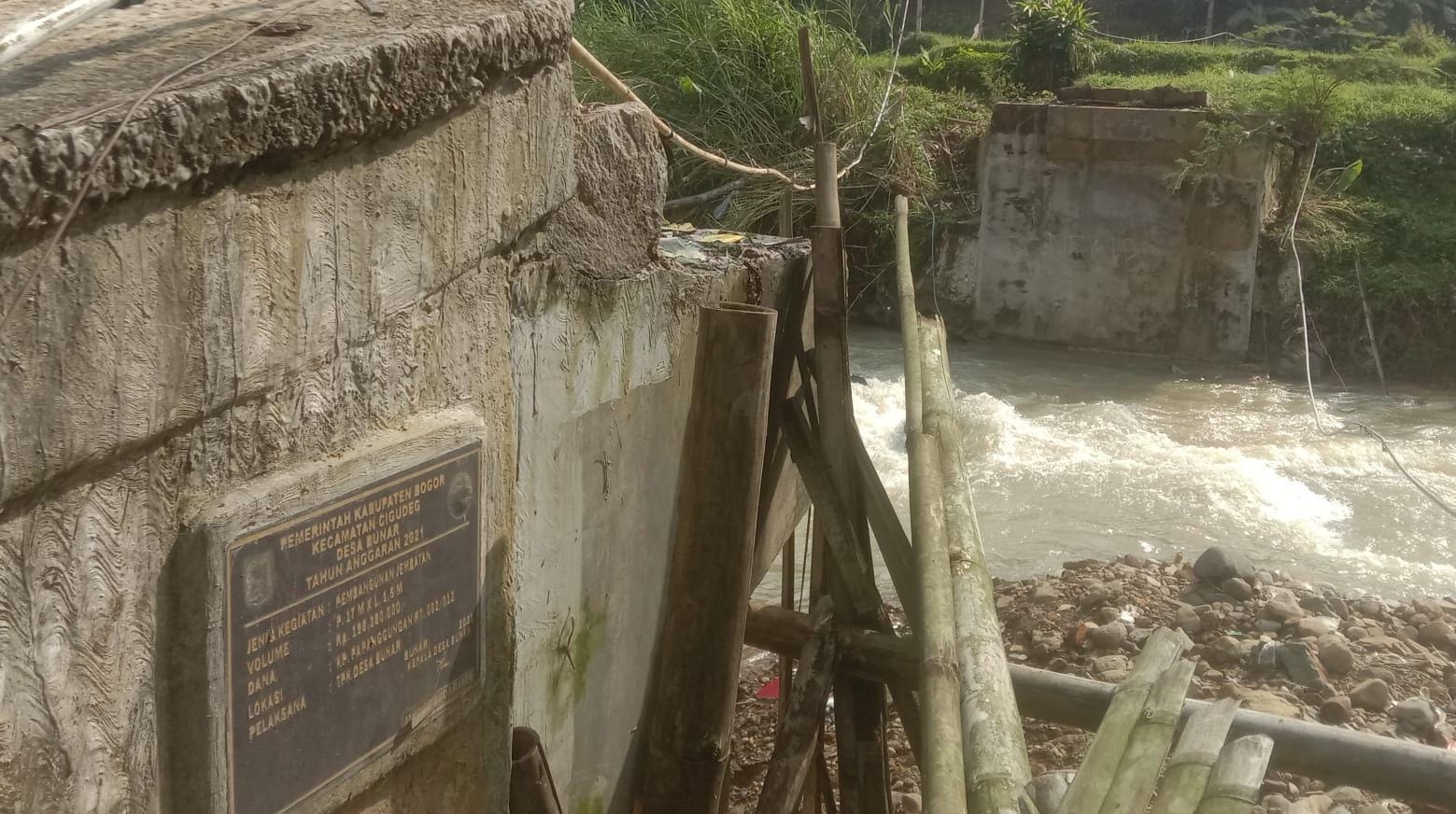Jembatan di Kampung Papanggungan,  Desa Bunar, Kecamatan Cigudeg, Kabupaten Bogor, yang putus diterjang banjir bandang Rabu (12/6/2024).