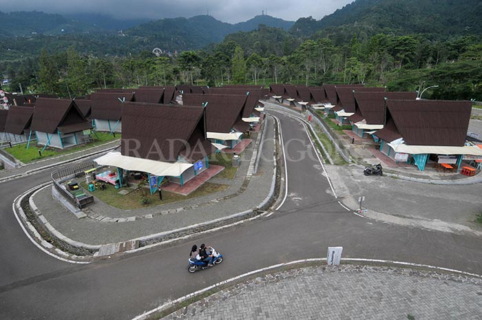 Pemotor di kawasan Rest area Puncak, Cisarua. Foto :