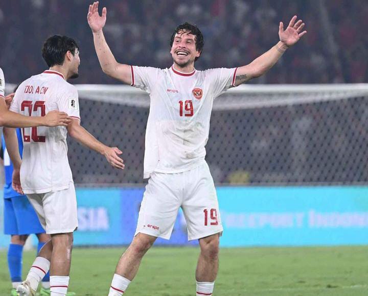 Skuad Timnas Indonesia, saat melawan Filipina dengan menggunakan jersey warna putih.