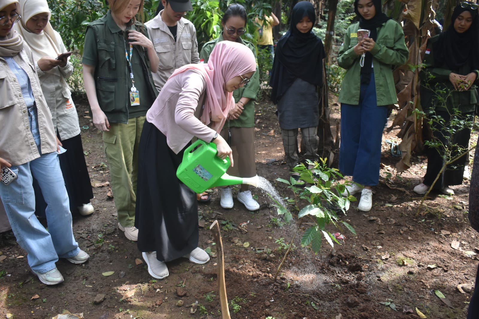 Suasana penanaman pohon di bantar Sungai Ciliwung pada peringatan Hari Lingkungan Hidup Sedunia. (IST)