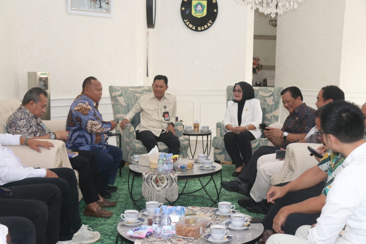 Pemkab Bogor bersama KADIN membahas mengenai pelatihan tenaga kerja lokal, untuk meningkatkan kualitas diri.