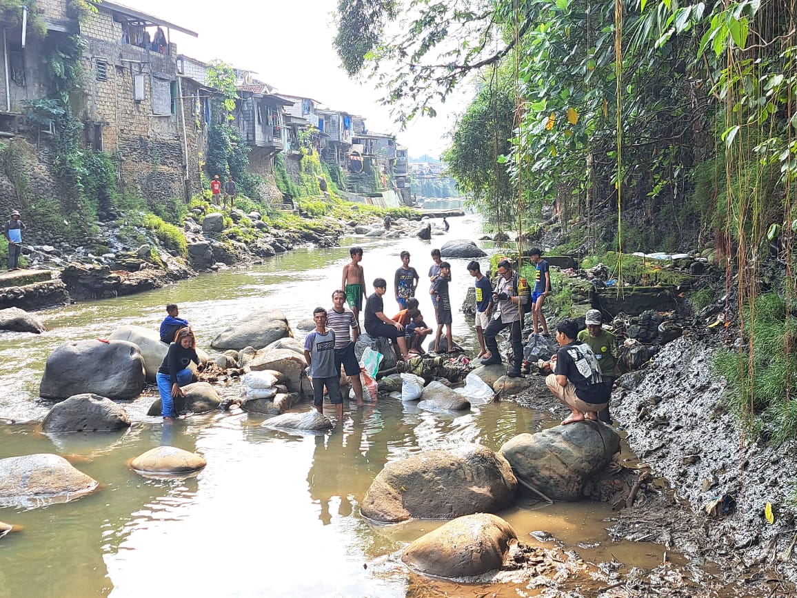 Warga Bogor menemukan mayat bayi perempuan di Sungai Ciliwung.