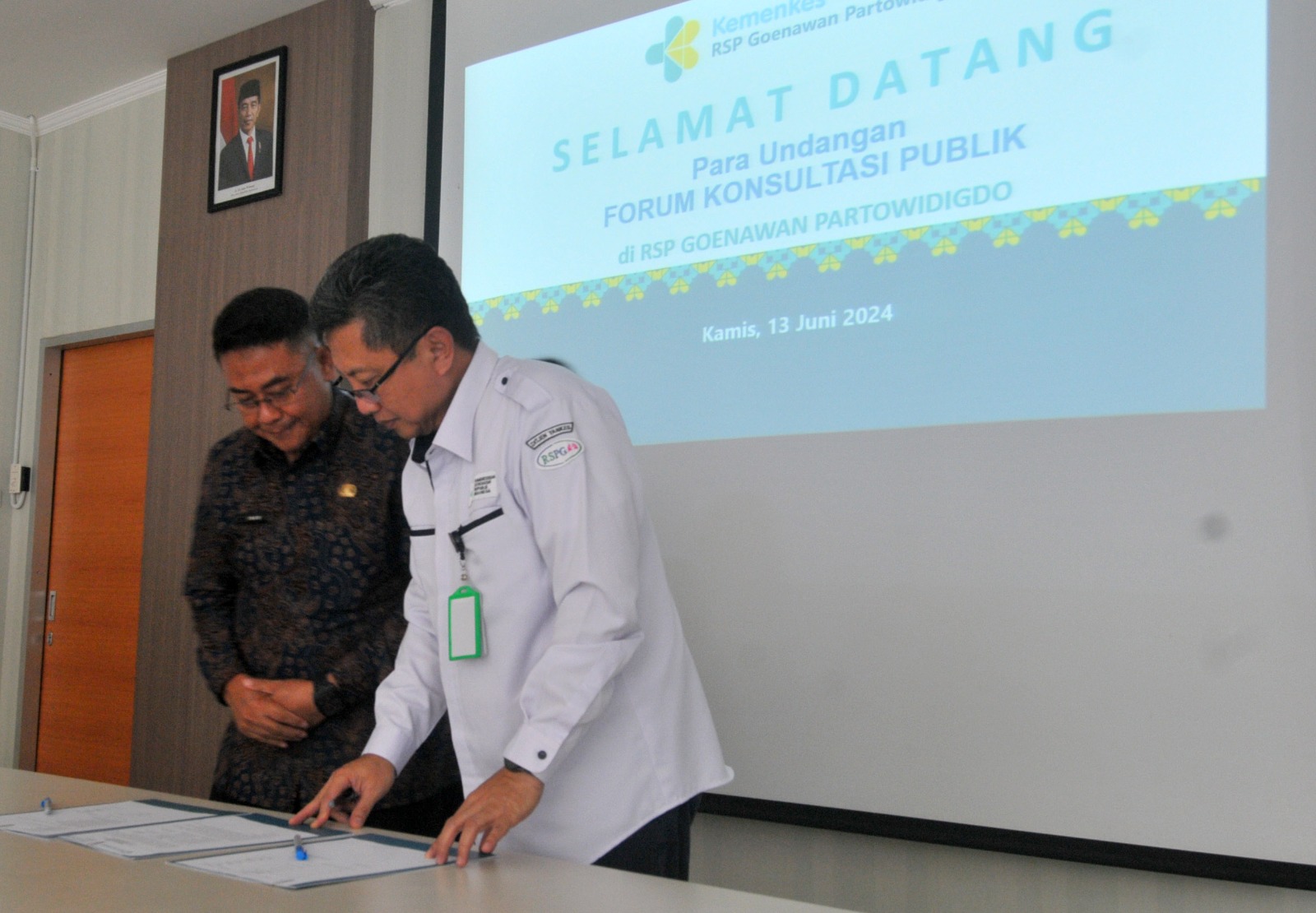 Direktur Utama RSP Goenawan Partowidigdo, Ida Bagus Sila Wiweka (kanan) tandatangani nota kesepakatan bersama Sekertaris Kecamatan Cisarua Kabupaten Bogor.