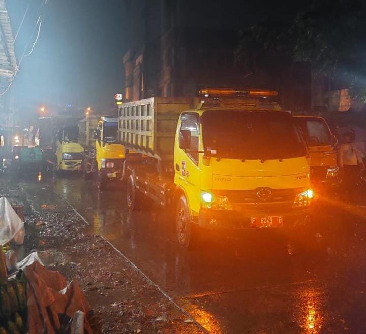 Sejumlah truk sampah yang mengangkut sampah yang menggunung di TPS Pasar Merdeka Bogor.