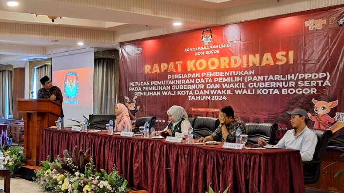 Ketua KPU Kota Bogor Muhammad Habibi Zaenal Arifin saat membuka rapat koordinasi.