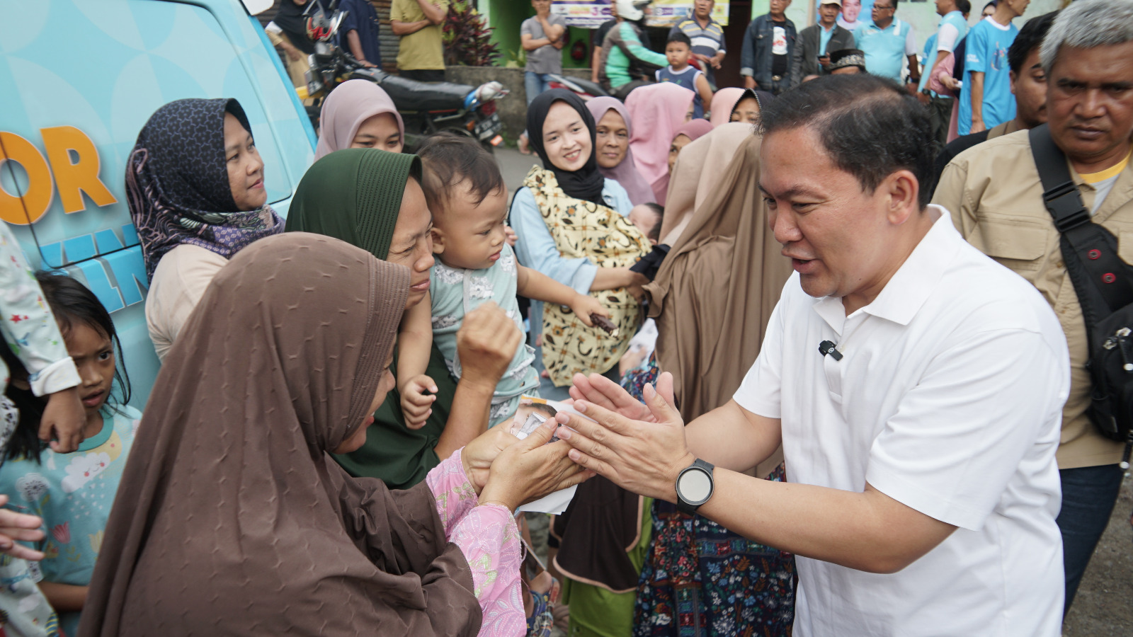 Bacawalkot Bogor Dokter Rayendra menyapa warga saat menggelar dialog dan pemeriksaan kesehatan gratis.