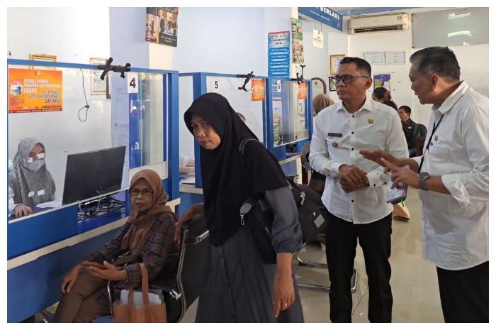 Kepala Dinas Kependudukan dan Pencatatan Sipil (Disdukcapil) Kota Bogor, Ganjar Gunawan saat memeriksa proses pelayanan kependudukan.