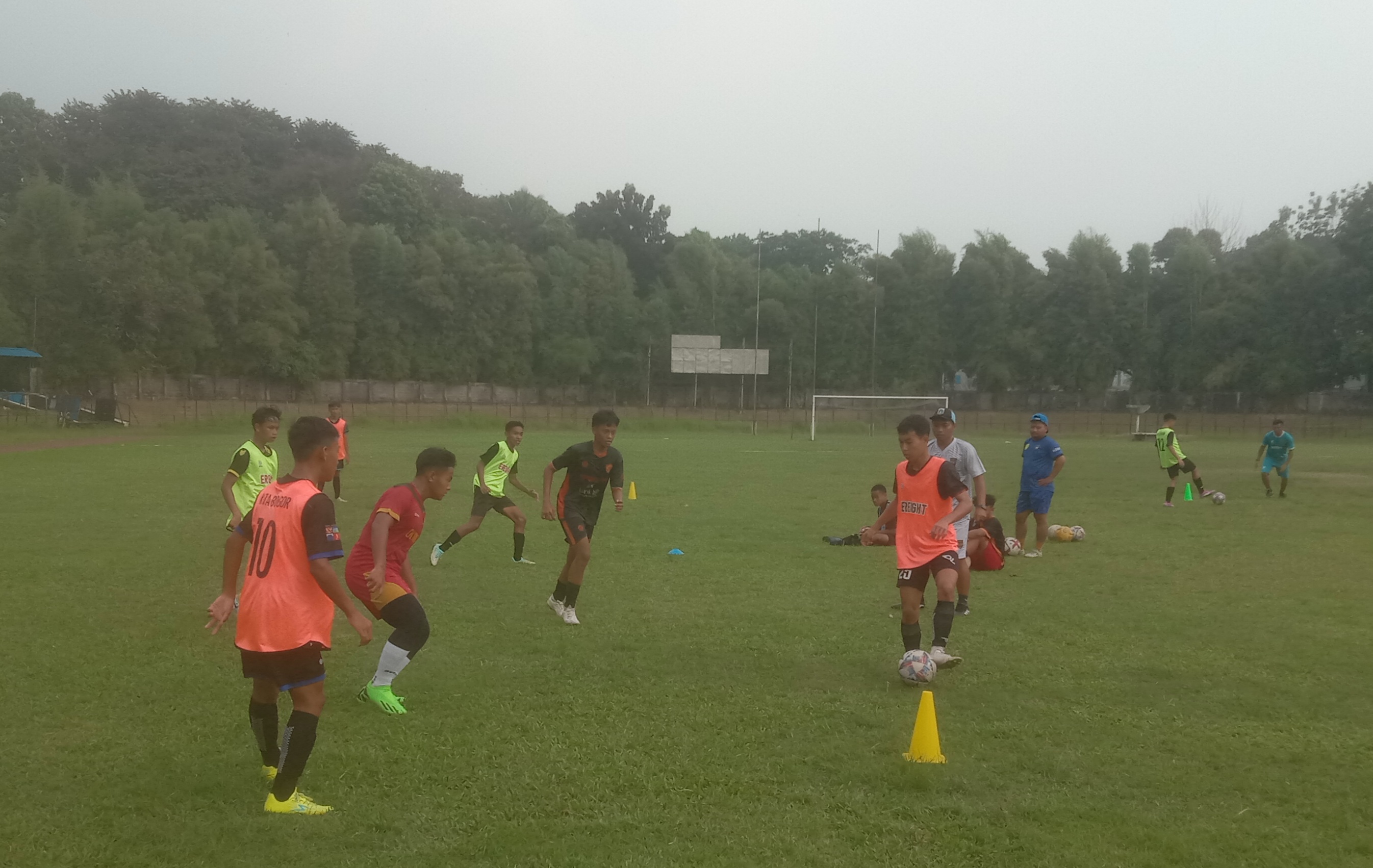 Tim sepak bola Kota Bogor U-14 berlatih di Stadion Pajajaran. (Ruri/Radar Bogor)