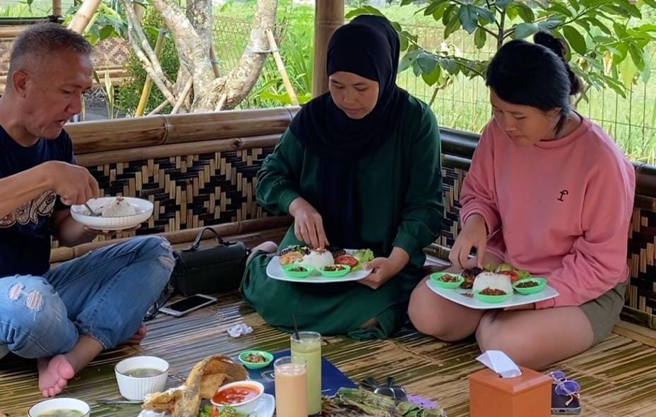 Makan gurame goreng di Resto dan Cafe Oey Alycia dengan suasana perkebunan.
