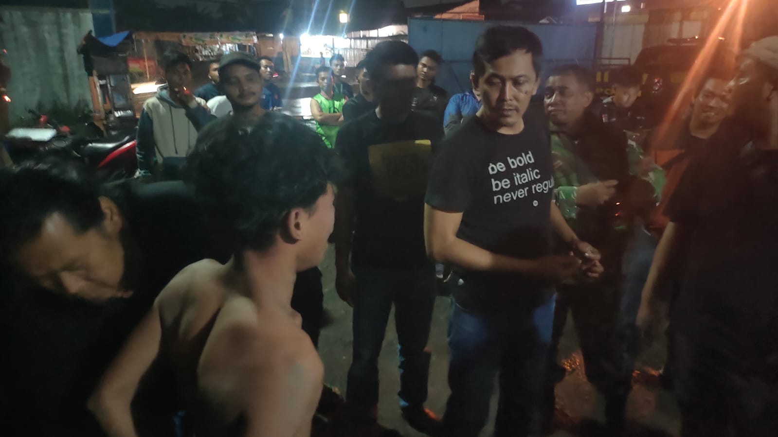 Petugas saat membekuk seorang pemuda yang hendak mencuri mobil di gudang milik PT Mayora, Kemang Bogor.