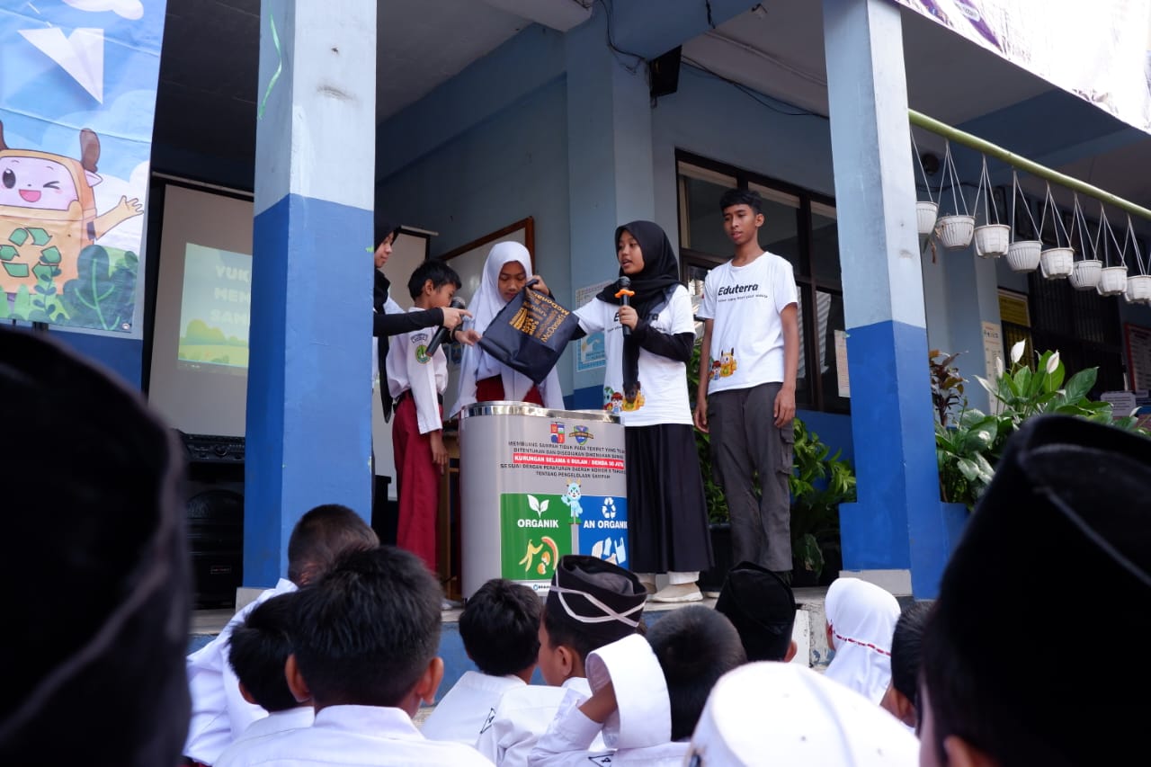 Edukasi pilah sampah di SDN Cimahpar 2 Kota Bogor.