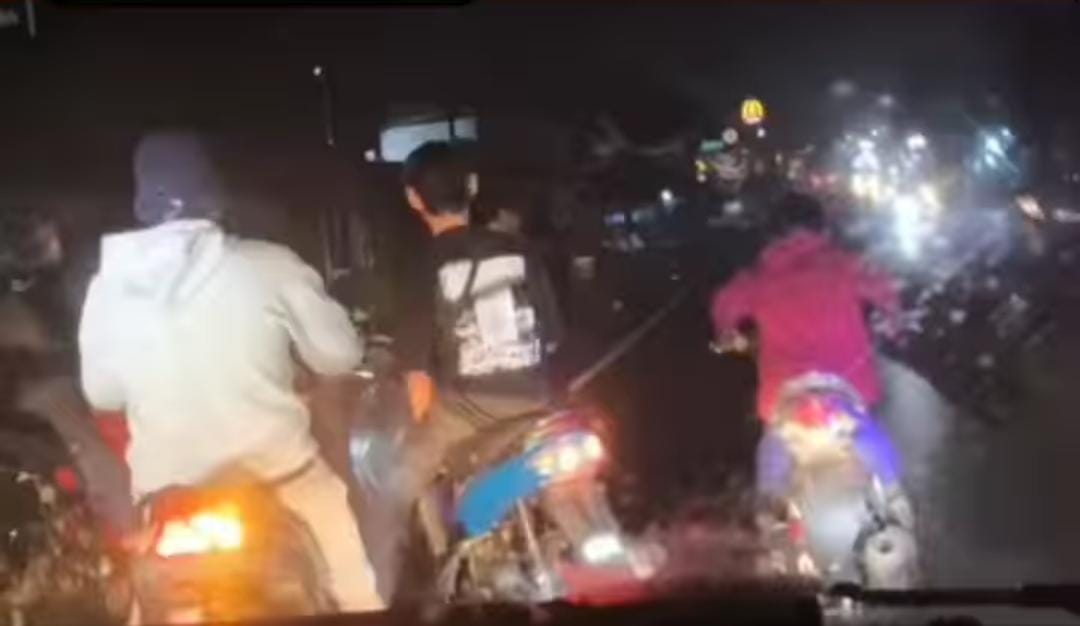 Tangkapan layar aksi balap liar di Jalan Raya Parung, Kabupaten Bogor.