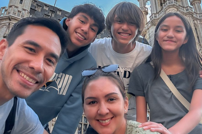 Darius Sinathrya dan Donna Agnesia bersama keluarganya.
