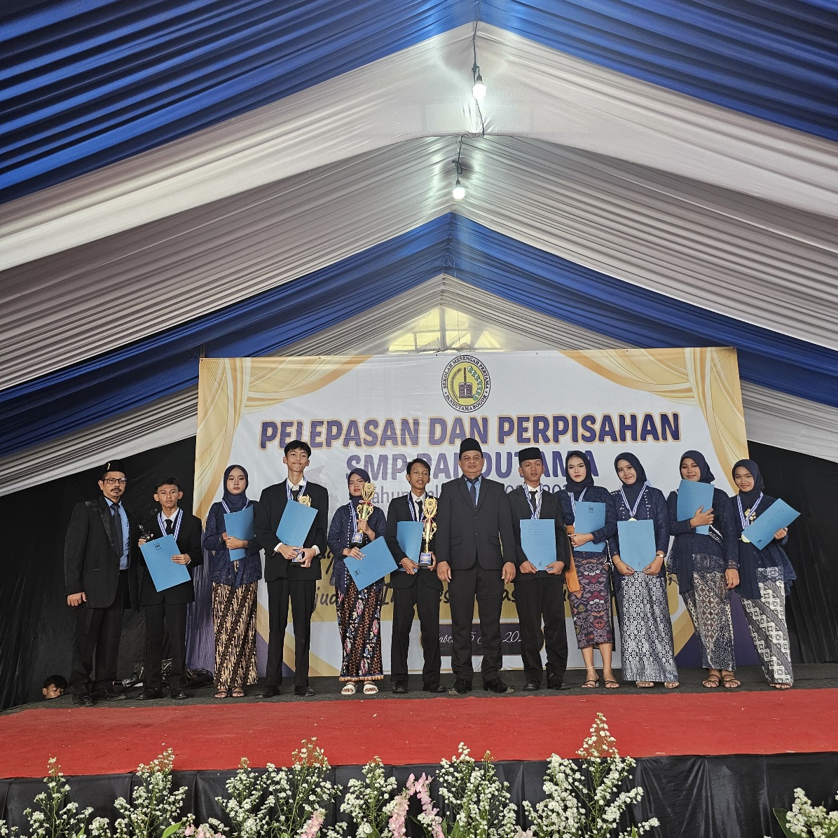 Perpisahan SMP Pandutama Bogor menampilkan anak-anak berprestasi.