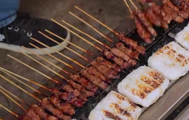 Sate Maranggi H. Enoh yang jualannya di Jalan Raya H. Andi Hakim No. 7, tepatnya sebelah IPB Botani Baranangsiang.