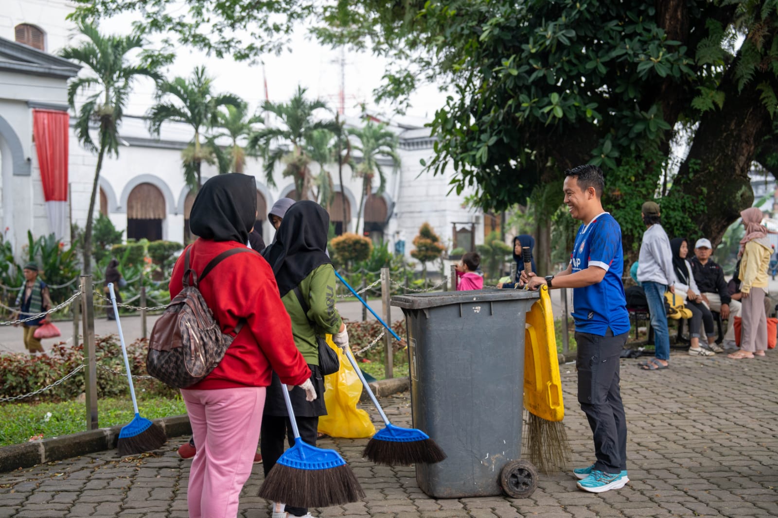 Bakal Calon Walikota Bogor, Sendi Fardiansyah bersama warga bebersih-bersih Alun-alun Kota Bogor, Minggu (16/6/2024) pagi.