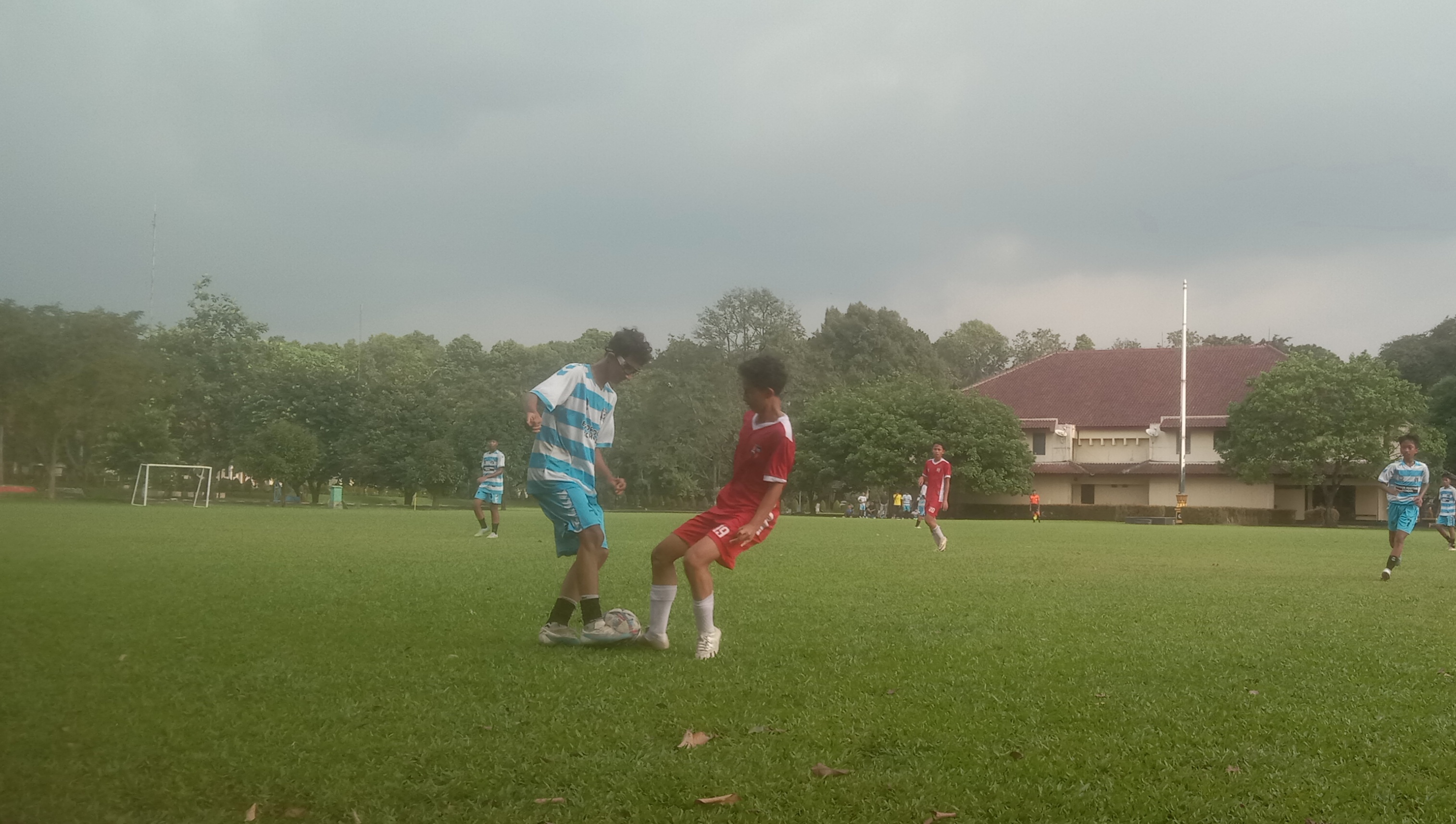 Pemain Kota Bogor U-14 (merah) menghadapi pemain Bogor Fotball School (BFS) dalam laga uji coba di Lapangan Waskita. (Ruri/Radar Bogor)