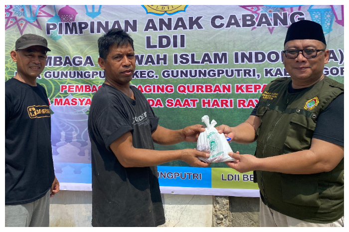 Wakil Ketua PAC LDII Desa Gunung Putri, Iskak Bandi Susanto membagikan daging hewan kurban kepada warga setempat, Senin (17/6/2024).