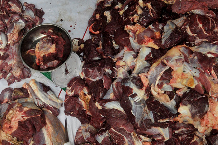 Tumpukan potongan daging hewan ternak saat Idul Adha 1445 Hijriah.