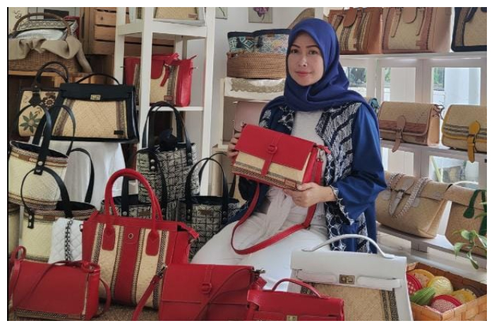 Pemilik House Of Thalita Aisyah Setyawati, menyulap daun pandan dan kayu rotan serta kulit menjadi tas cantik dan unik.