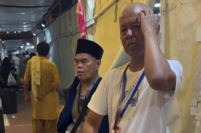 Plt Kepala Dinas Pemadam Kebakaran Kota Bogor, Asep Kartiwa saat melakukan protes kepada petugas.