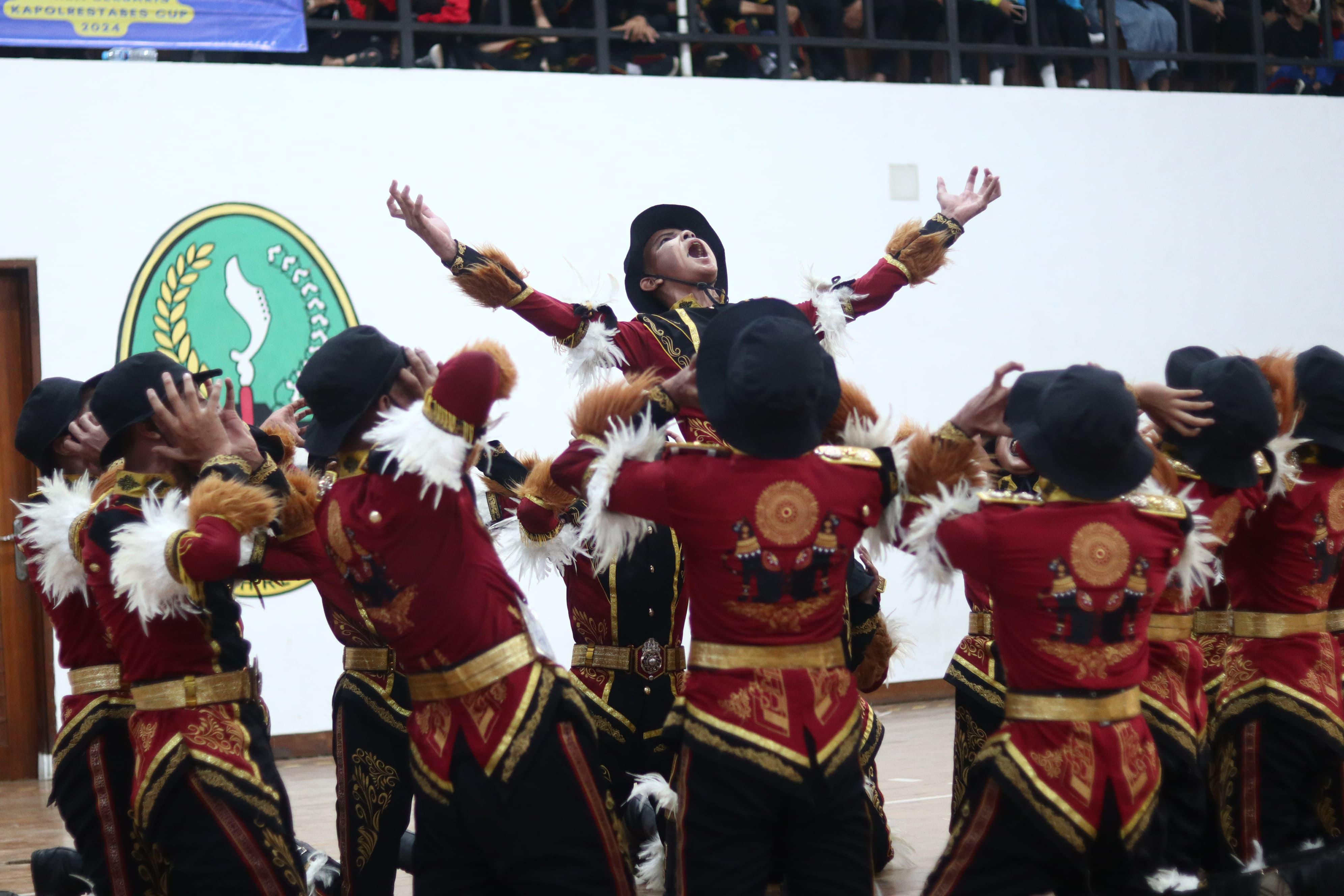 Tim Paskibra SMPN 8 Kota Bogor, berhasil menjuarai Lomba Berbaris Kapolrestabes Cup Tingkat SMP se-Jawa Barat tahun 2024.