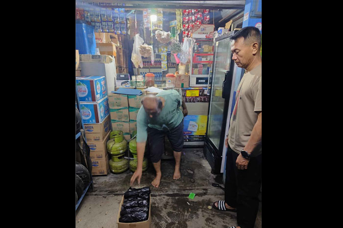 Polsek Ciomas menyita total sebanyak 29 botol minuman keras jenis ciu di dua desa.