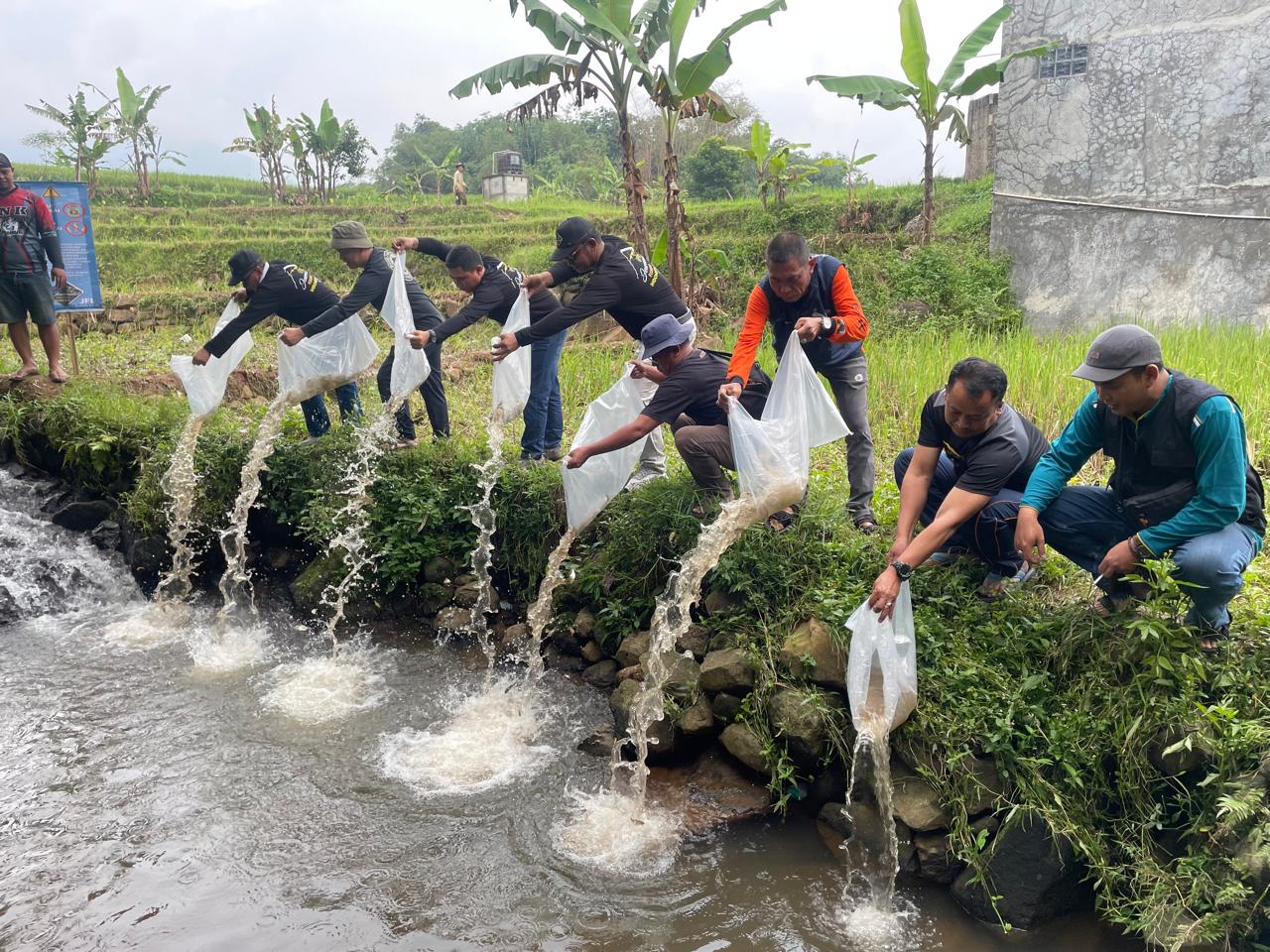 JFI melakukan aksi tabur benih ikan dan Fun Fishing di Desa Gunung Sari, Pamijahan, Minggu (16/6/2024).