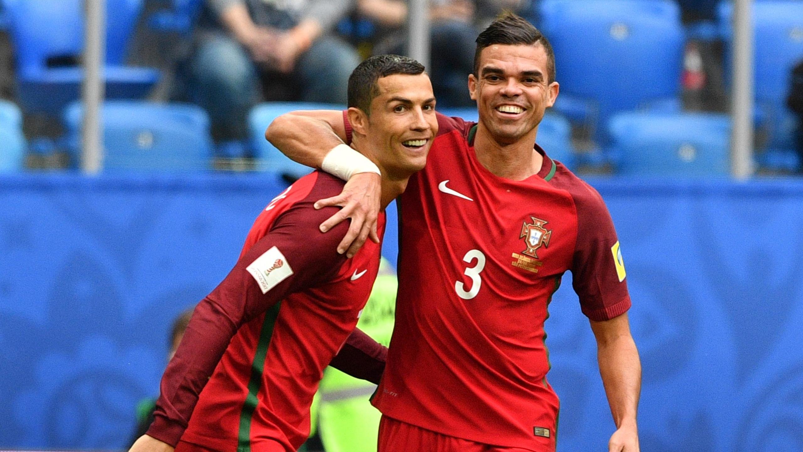Cristiano Ronaldo dan Pepe saat membela Timnas Portugal. (Eurosport)