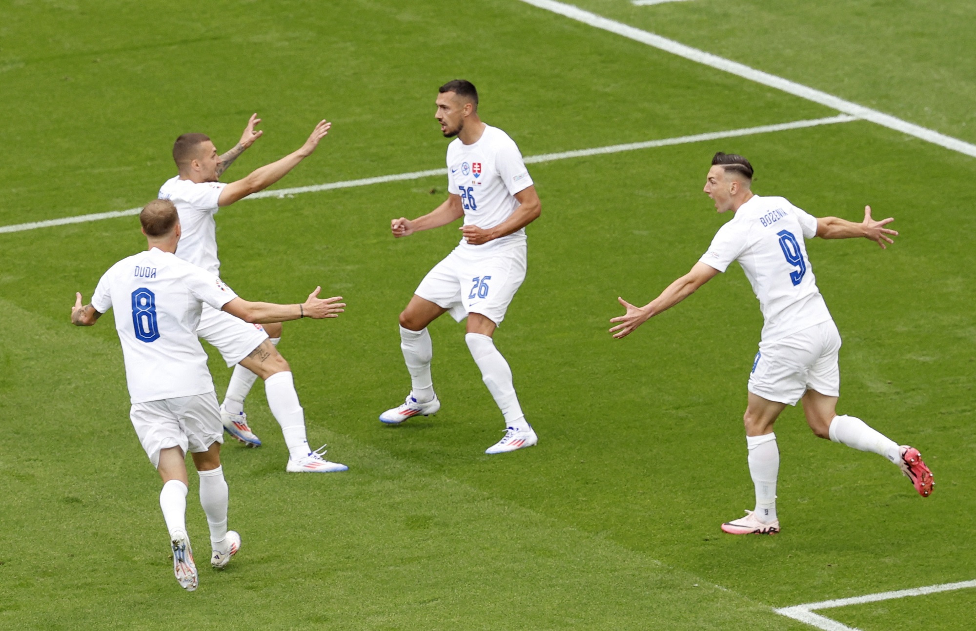 Para pemain Slovakia merayakan gol ke gawang Belgia yang dicetak Ivan Schranz. (Reuters)